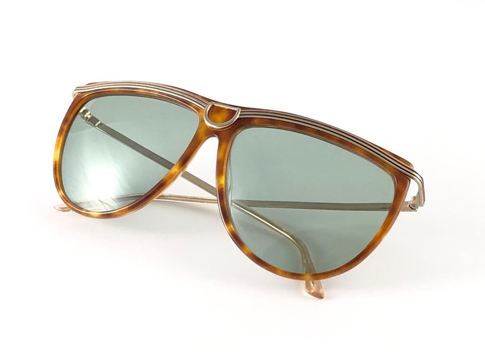 Women's or Men's New Vintage Gucci Tortoise & Gold Accents Sunglasses 1980's Made in Italy For Sale