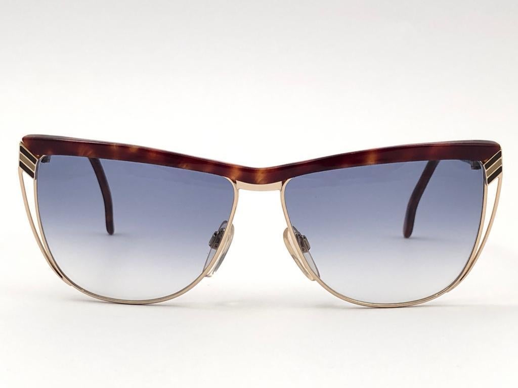 New Vintage Gucci Tortoise & Gold frame.   
New never worn or displayed. This item could show minor sign of wear due to nearly 30 years of storage. Made in Italy.

Front                          13,5   cm
Lense Height              4,2   cm
Lense