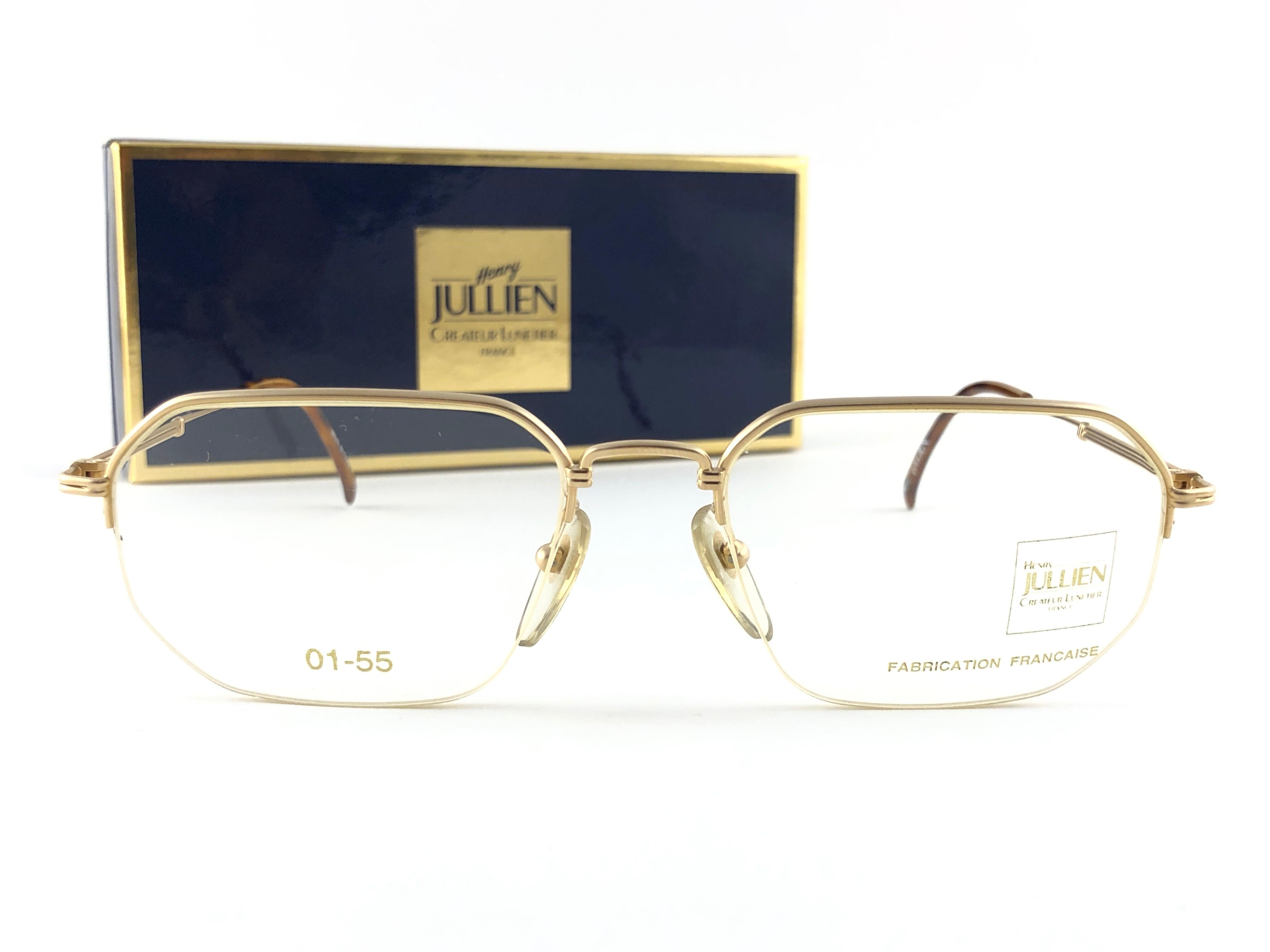 New Henry Jullien gold plated half frame. Ready for prescription lenses.

Made in France
 
Produced and design in 1990's.

This item may show minor sign of wear due to storage.

FRONT 13 CMS
LENS HEIGHT 4 CMS
LENS WIDTH 5.2 CMS