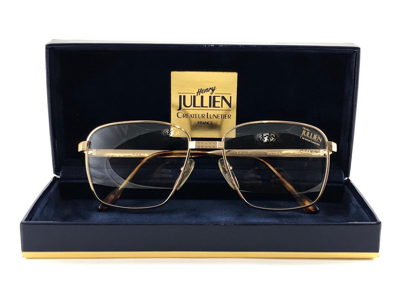 New Henry Jullien gold plated frame. Ready for prescription lenses.

Made in France
 
Produced and design in 1990's.

This item may show minor sign of wear due to storage.

FRONT 13.5 CMS
LENS HEIGHT 4.5 CMS
LENS WIDTH 5.2 CMS