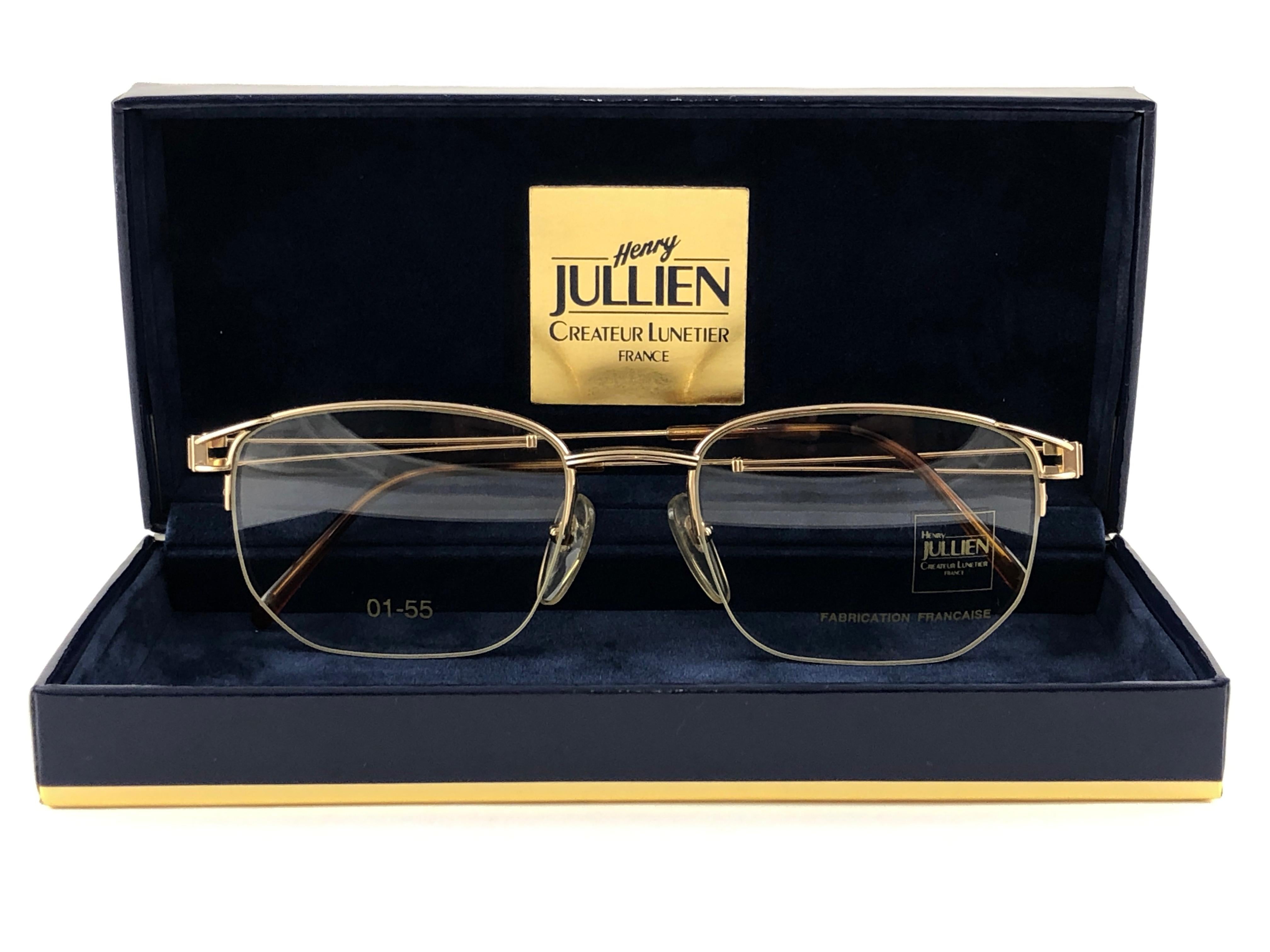 New Henry Jullien gold plated half frame. Ready for prescription lenses.

Made in France
 
Produced and design in 1990's.

This item may show minor sign of wear due to storage.

FRONT 13 CMS
LENS HEIGHT 4 CMS
LENS WIDTH 5.2 CMS