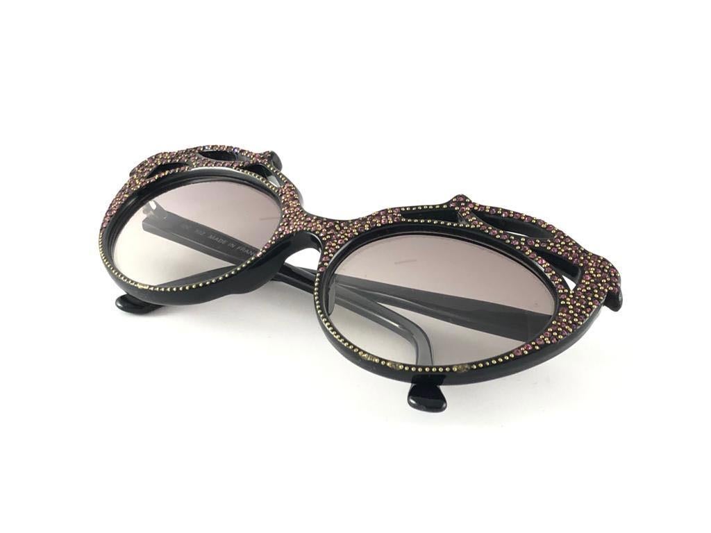 New Vintage IDC 102 Bird Rhinestones Accented Sunglasses France 1990's For Sale 3