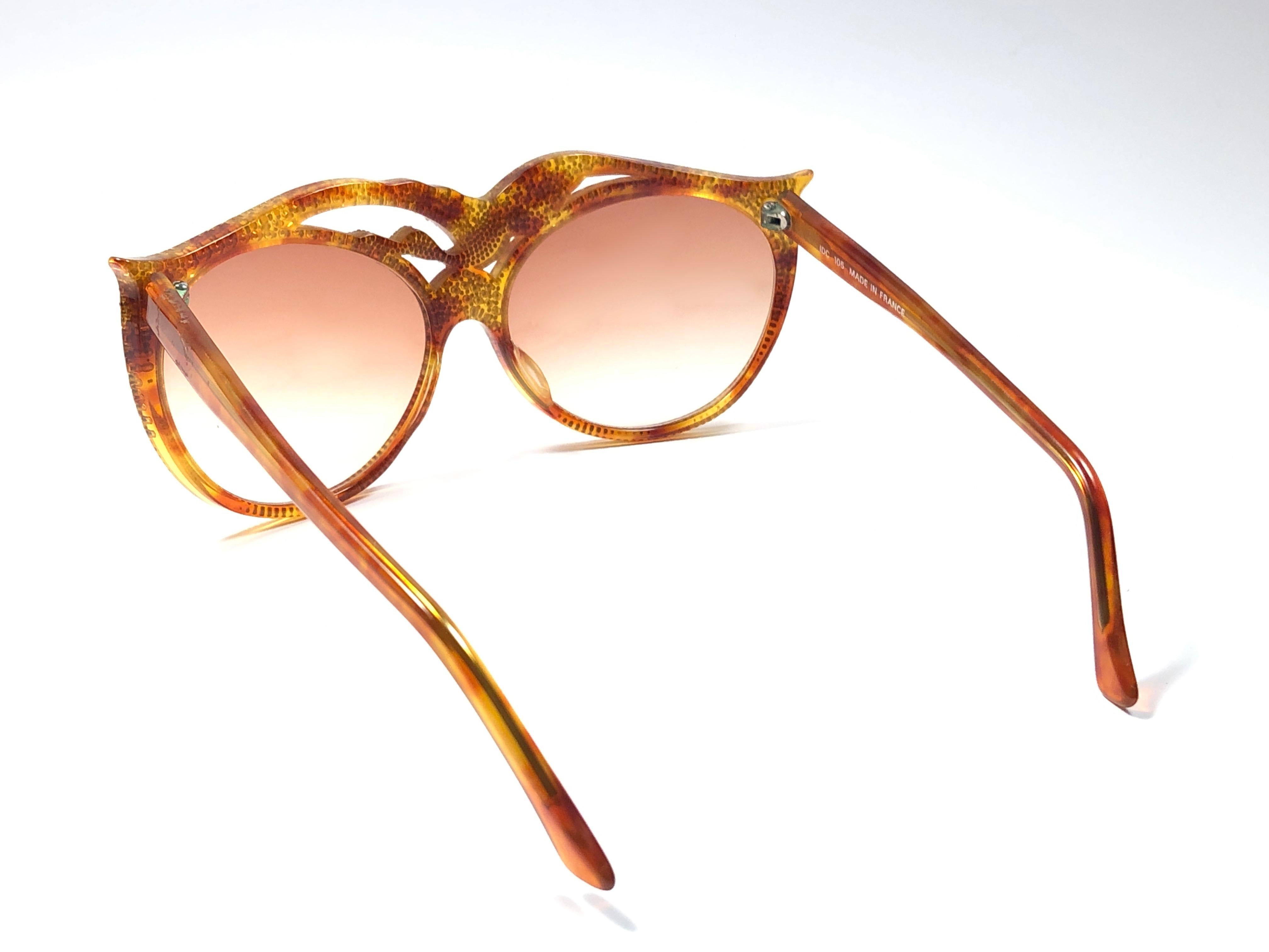 New Vintage IDC 105 Bird Rhinestones Accented Sunglasses France 1990's In New Condition For Sale In Baleares, Baleares