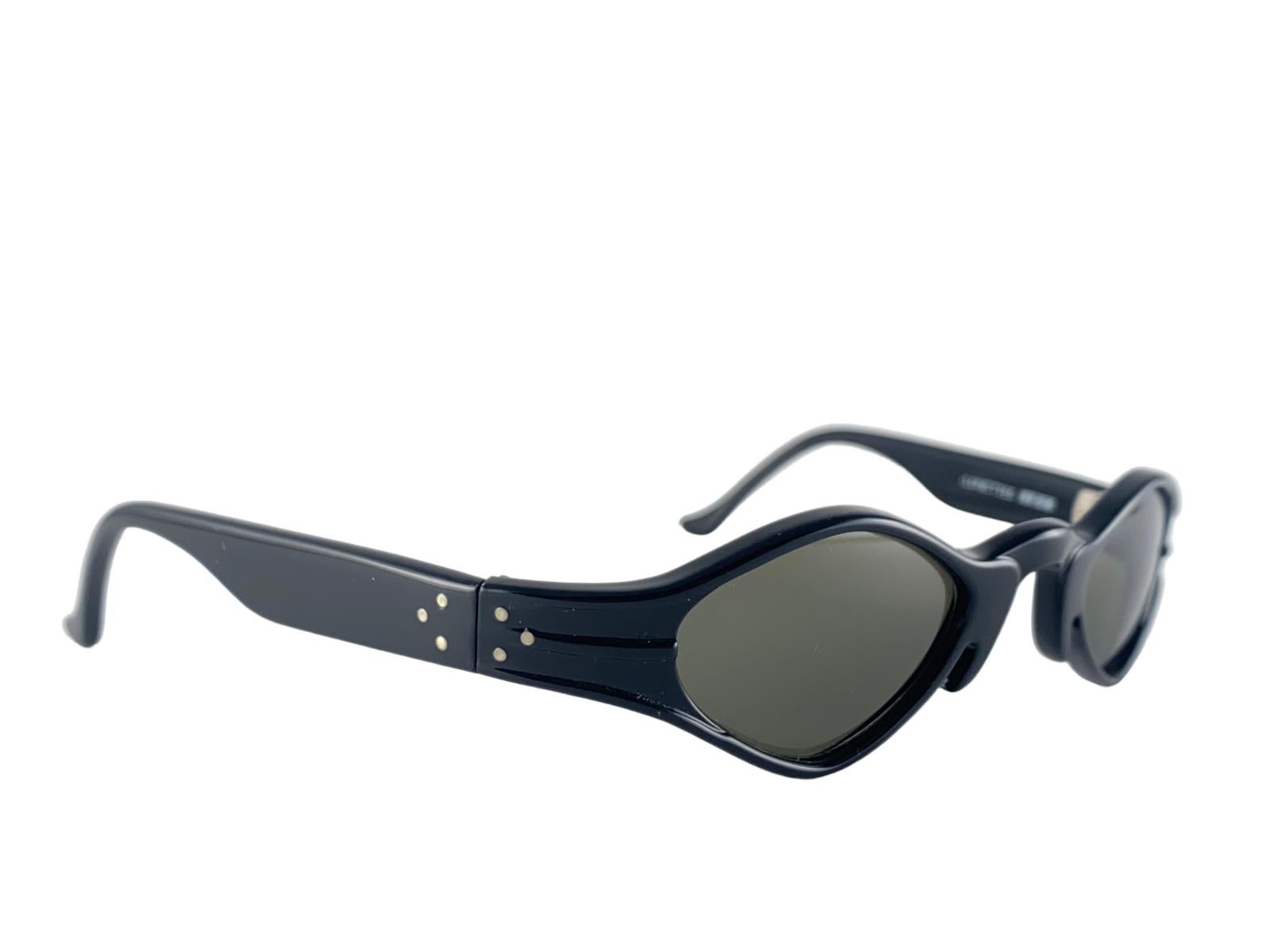 
Spektakuläres Stück. Schwarze schlanke Sonnenbrille Maske Wie  Hält ein Paar solide graue Linsen.

Dieser Artikel kann aufgrund der Lagerung geringfügige Abnutzungserscheinungen aufweisen.

Hergestellt in Frankreich.



Vorderseite                 