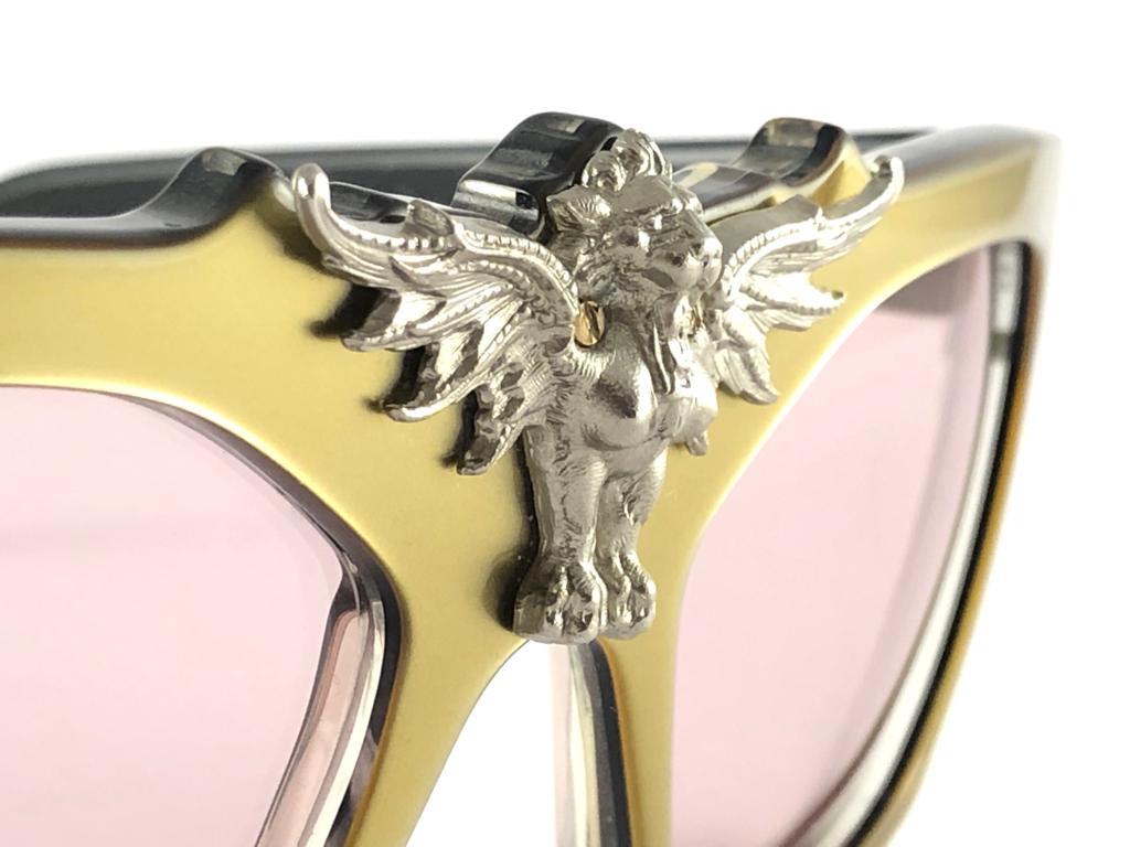 

IDC LUNETTES 193 gold frame with silver ornament sporting mauve lenses.

This pair could show minor sign of wear due to storage. 

Made in France.

MEASUREMENTS :

FRONT : 14 CMS

LENS HEIGHT : 3.9 CMS

LENS WIDTH : 5.5 CMS
