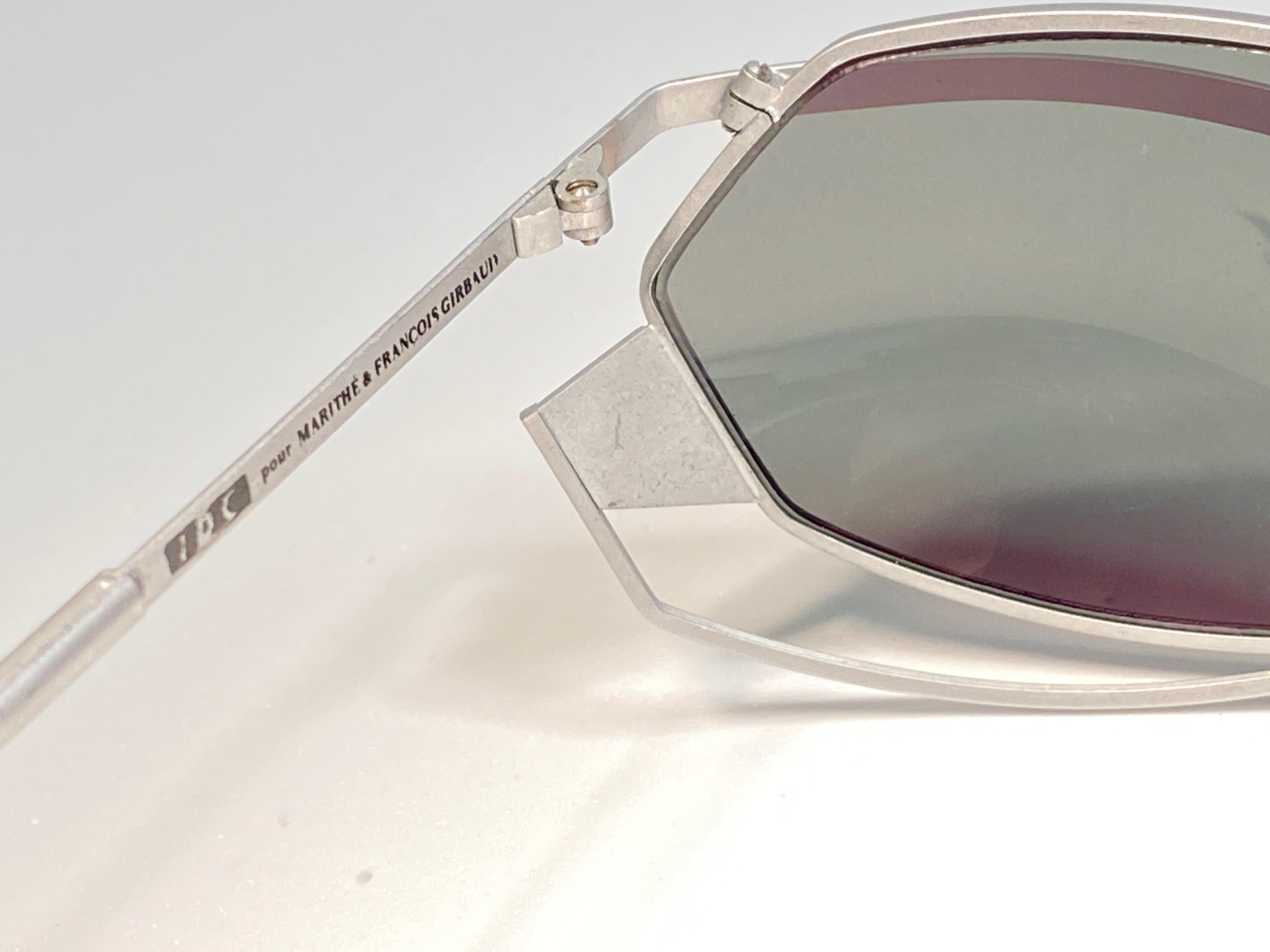 

IDC Pour Marithe Francois Girbaud round silver with engraved accents sunglasses holding a spotless pair of Lligh lenses. Curled temples for a fashionable yet comfortable wear.

New, never worn or displayed. This pair could show minor sign of wear
