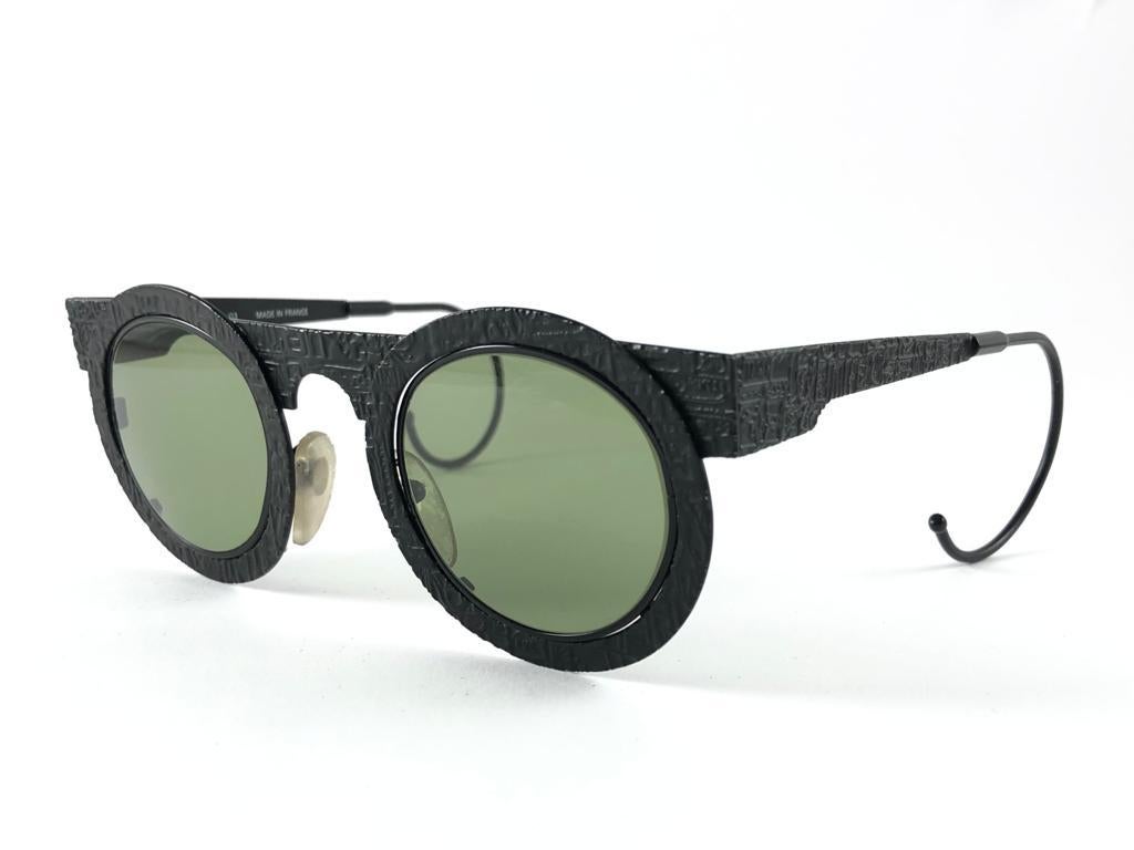 

IDC Pour Marithe Francois Girbaud round black with engraved accents sunglasses holding a spotless pair of green lenses. Curled temples for a fashionable yet comfortable wear.

New, never worn or displayed. This pair could show minor sign of wear