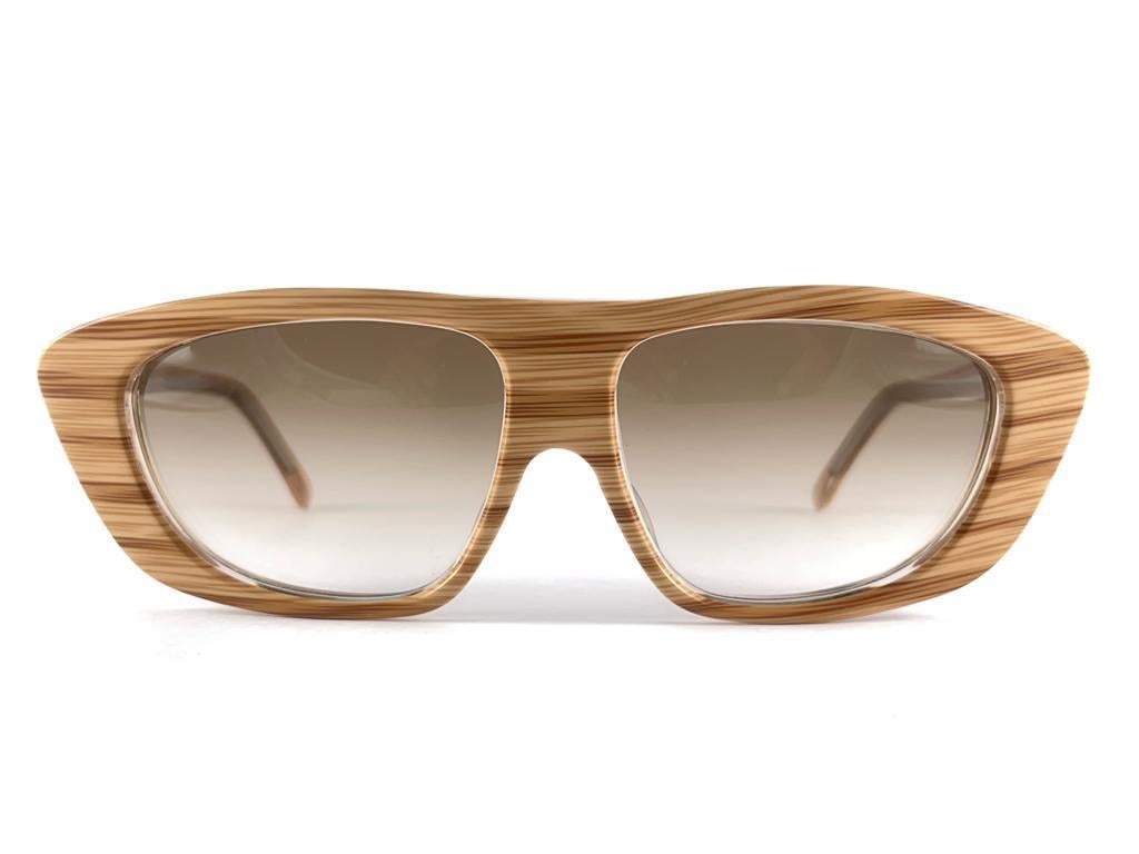 
New Vintage IDC Translucent & Wood Pattern Frame Gradient Lenses Sunglasses
Cette paire peut présenter des signes mineurs d'usure dus à l'entreposage.



Fabriqué en France dans les années 1980



Avant                                              