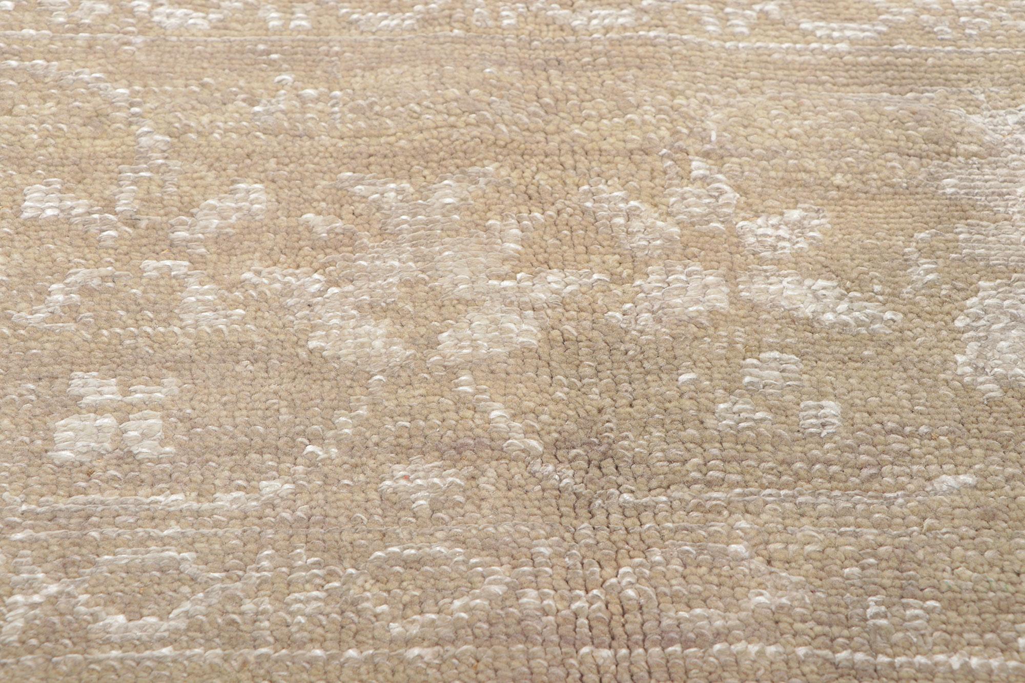 Noué à la main Nouveau tapis transitionnel d'inspiration vintage avec de douces couleurs terreuses en vente