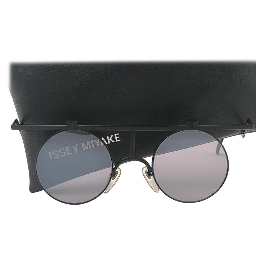 Issey Miyake IM 101 lunettes de soleil japonaises Basquiat noires mattes  neuves et vintage, 1985 En vente sur 1stDibs