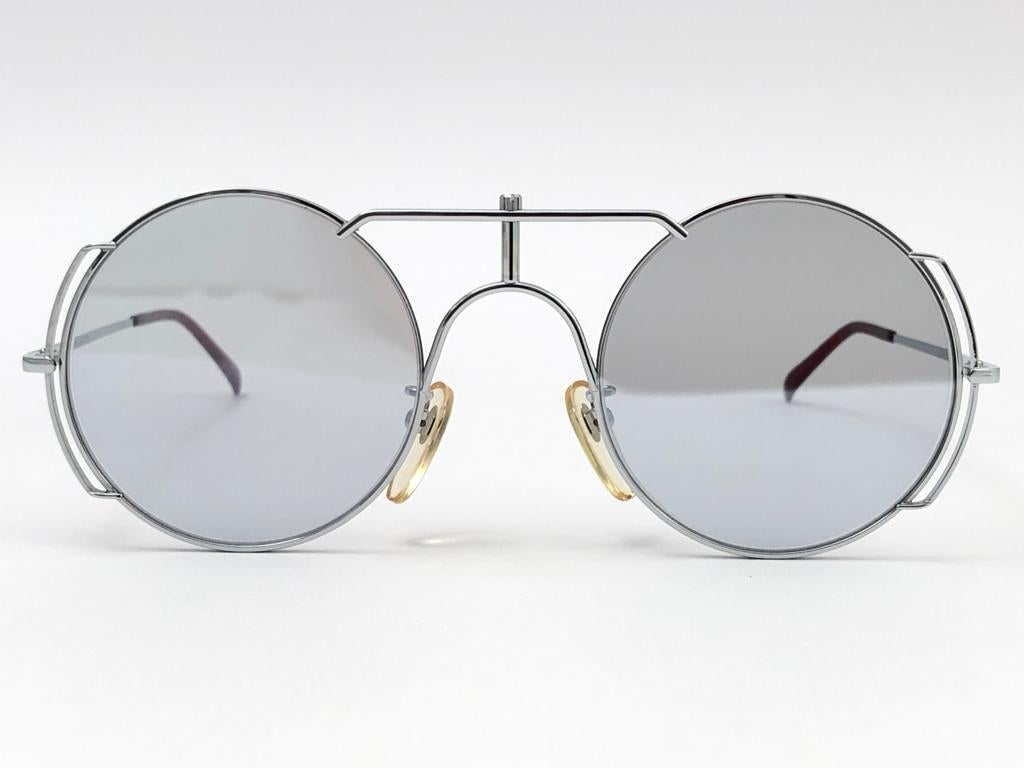 
Released in 1985, extremely rare and coveted. 

Its simple design of a line and two circles was considered a disruptive design at the time. After almost 40 years, the im-118 series still remains one of the most iconic model of eyewear  & fashion 