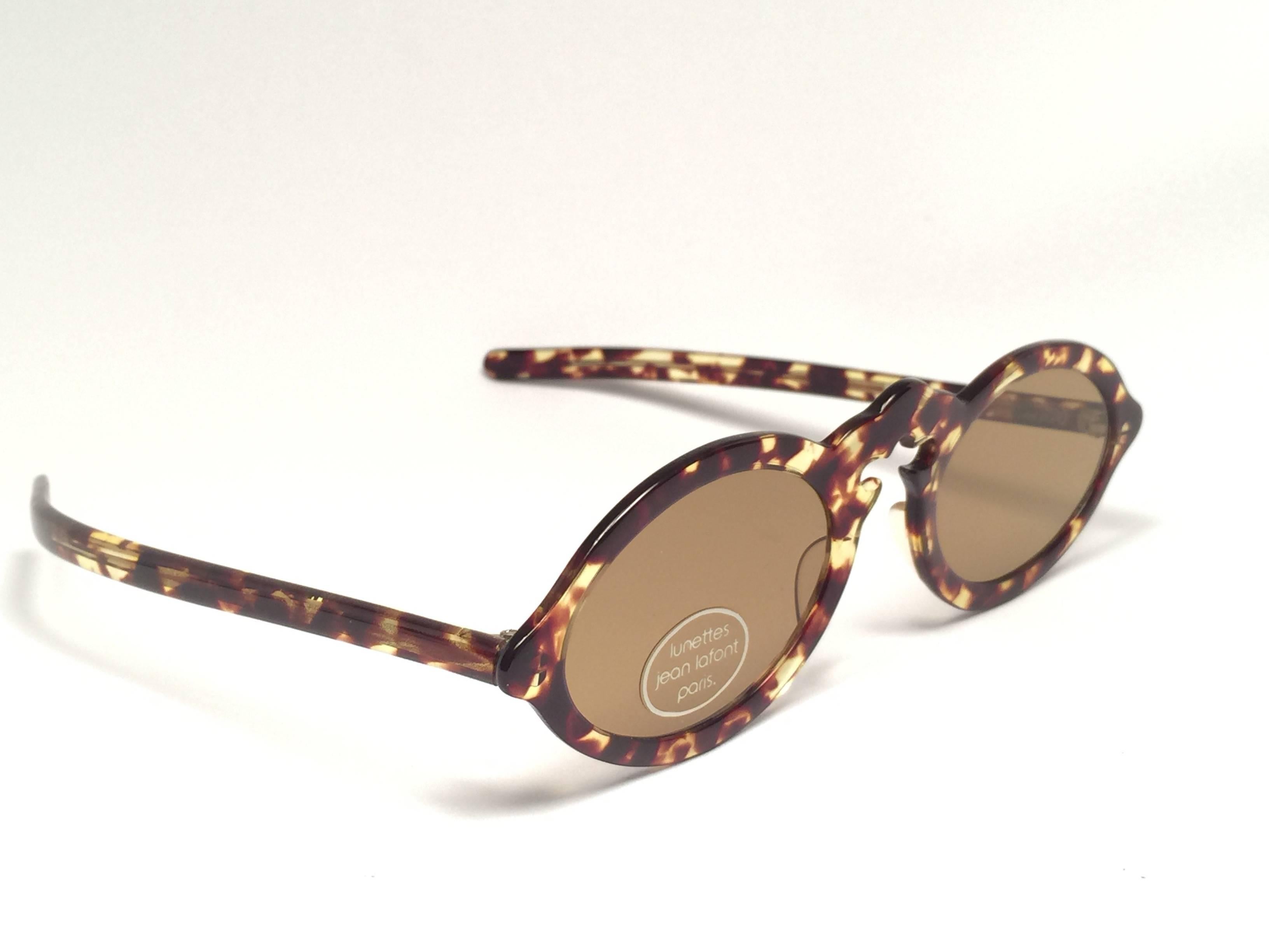 New Vintage Jean Lafont light tortoise cat eye frame. 
 
New never worn or displayed. 

This item could show minor sign of wear due to nearly 30 years of storage. Made in Italy.