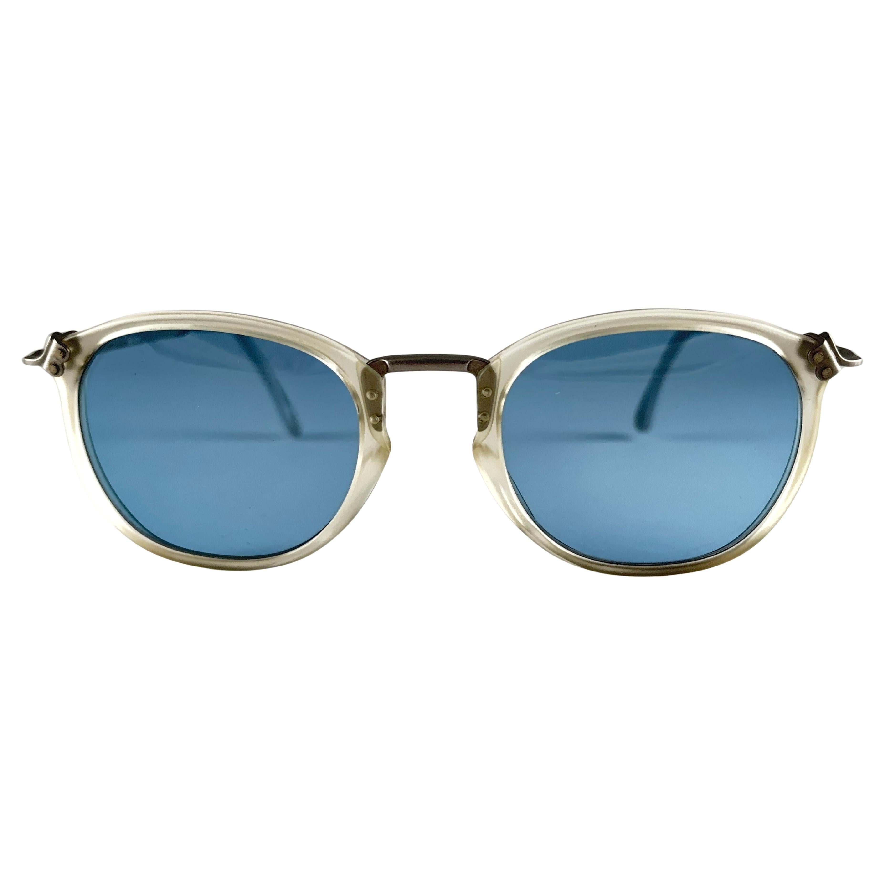 Vintage Jean Paul Gaultier Transluzente Sonnenbrille.
Erstaunliches Design mit starken, aber raffinierten Details. 
Entworfen und produziert in den 1990er Jahren. 

Neu, nie getragen oder ausgestellt.
Ein Trueing Modestatement. 
Dieser Artikel kann