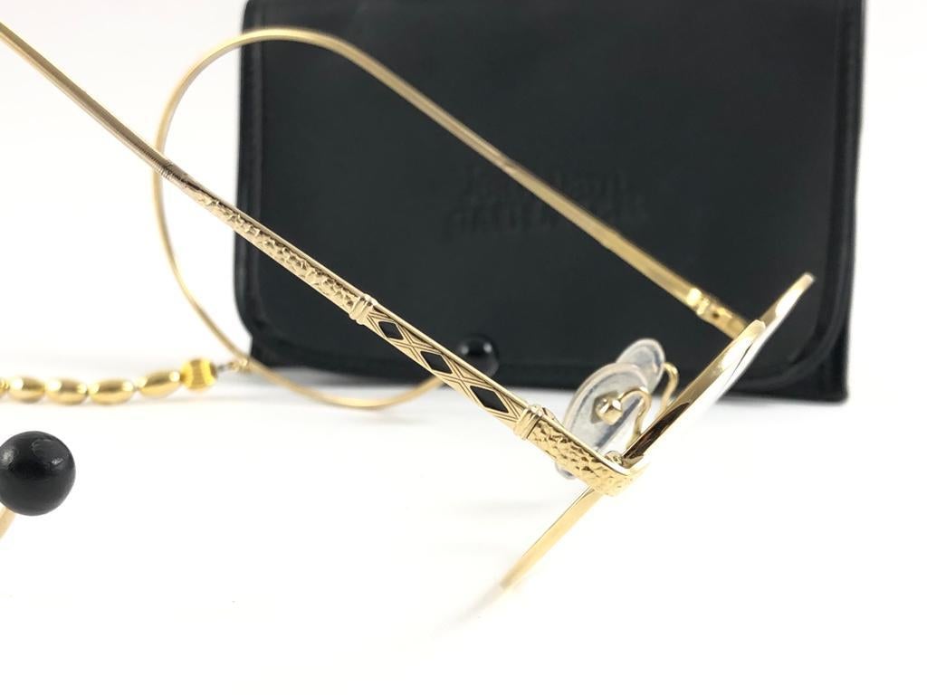 Neu Jean Paul Gaultier 56 0176 Flexible vergoldete Bügel mit blühenden Ketten & Perlen
Erstaunliches Design mit starken, aber raffinierten Details. 
Design und produziert in den 1990er Jahren. Neu, nie getragen oder ausgestellt.
Ein Trueing