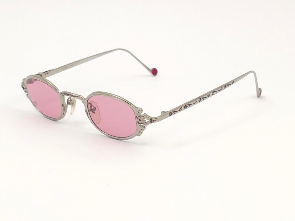 New Vintage Jean Paul Gaultier tortoise pattern magentic removable front.

Design and produced in the 1900's a timeless and iconic piece.
Ready for prescription lenses.
A true fashion statement.

FRONT : 13.5 CMS

LENS HEIGHT : 3.2 CMS

LENS WIDTH :