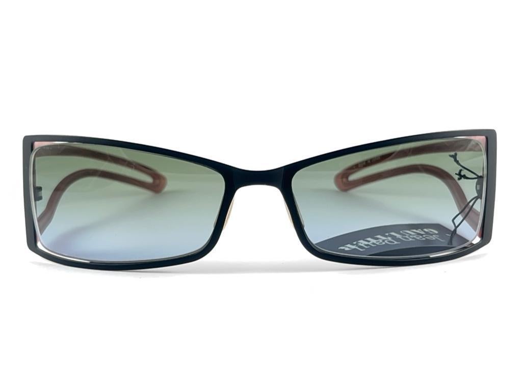 
New Vintage Jean Paul Gaultier wrap around black & mocha frame with green and blue Lenses.

Design And Produced In The 1900'S A Timeless And Iconic Piece.

A True Fashion Statement

Made In Japan 



Front                                           