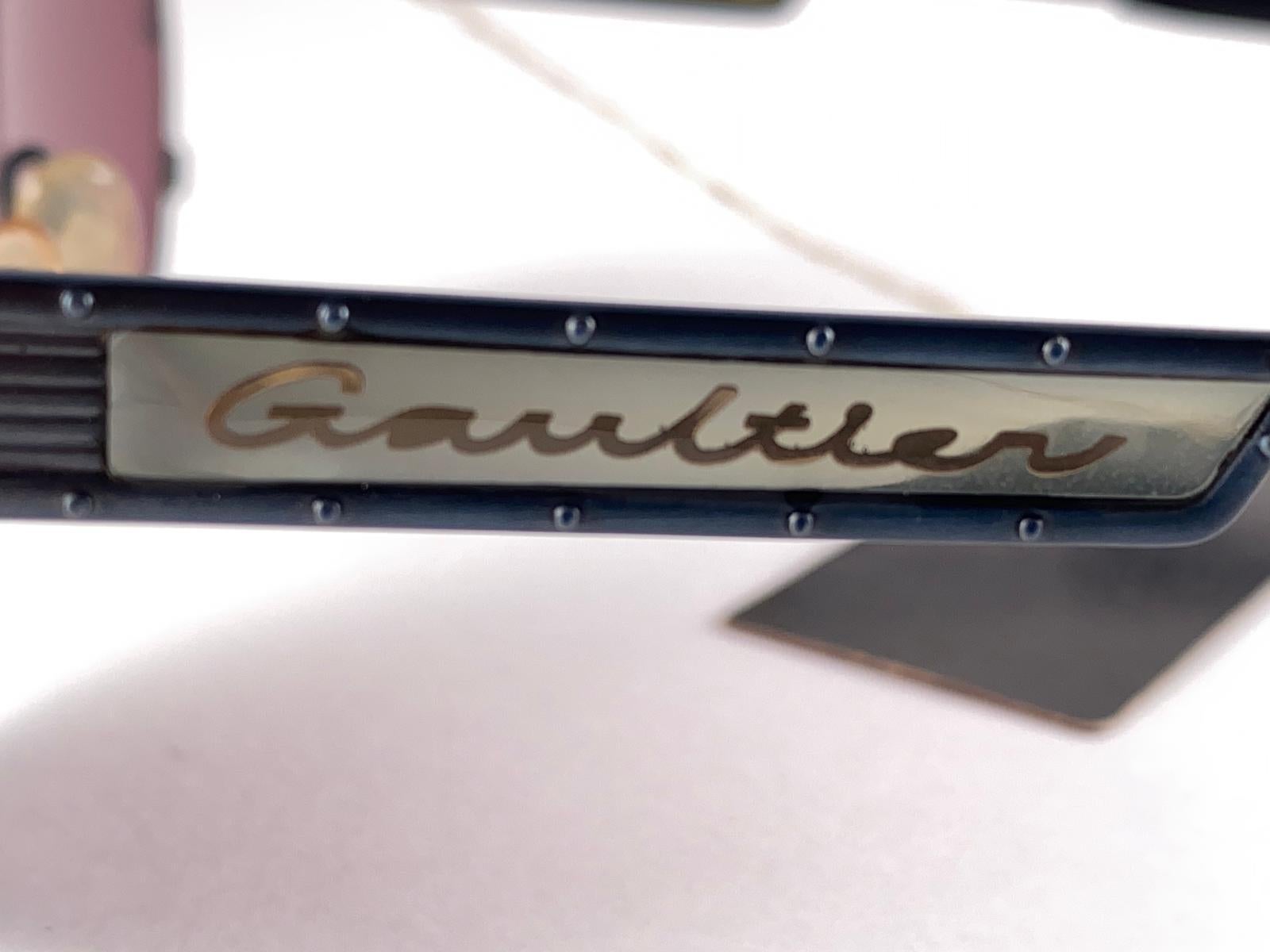 Nuevas gafas de sol Jean Paul Gaultier Negras.
Una verdadera declaración de moda. Este artículo puede mostrar algunos signos de desgaste debido a casi 30 años de almacenamiento.
Nuevo, nunca usado ni expuesto.


Fabricado en Japón


FRENTE : 13