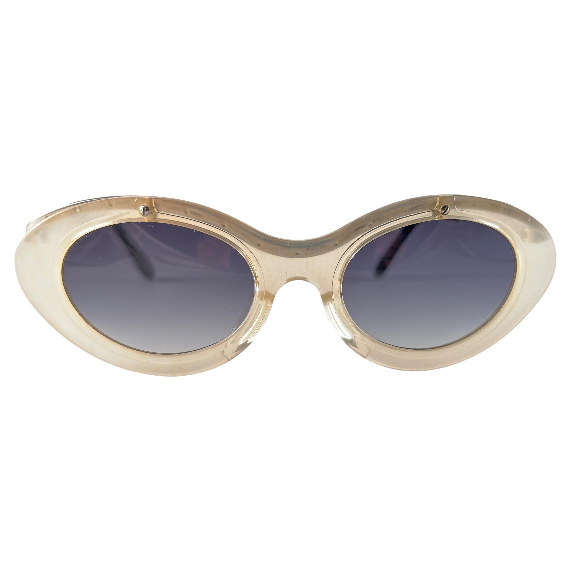 New Jean Paul Gaultier mother of pearl like front cat eye frame and silver combination.
Une véritable déclaration de mode. Cet article peut présenter quelques signes d'usure dus à près de 30 ans de stockage.
Nouveau, jamais porté ni