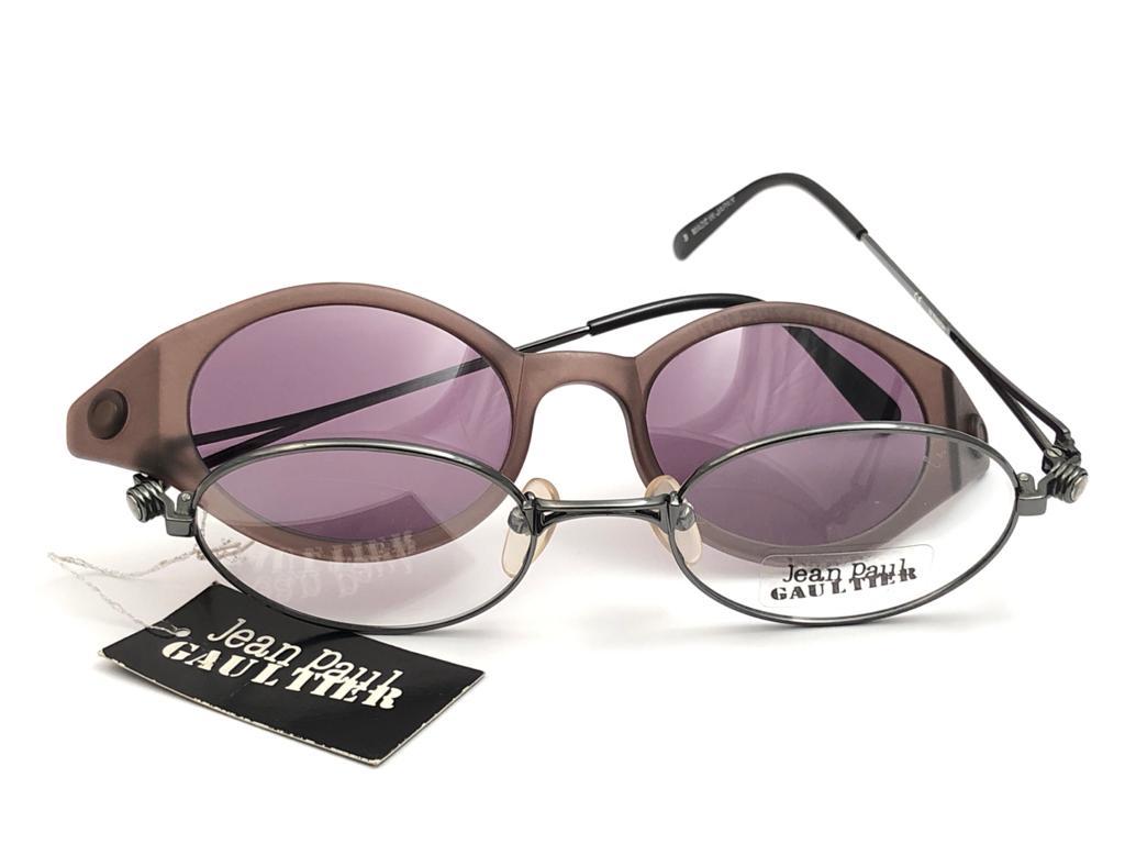 New Vintage Jean Paul Gaultier tortoise pattern magentic removable front.

Design and produced in the 1900's a timeless and iconic piece.

A true fashion statement.
FRONT : 14.5 CMS

LENS HEIGHT : 3.5 CMS

LENS WIDTH : 4.7 CMS

TEMPLES : 12.5 CMS
