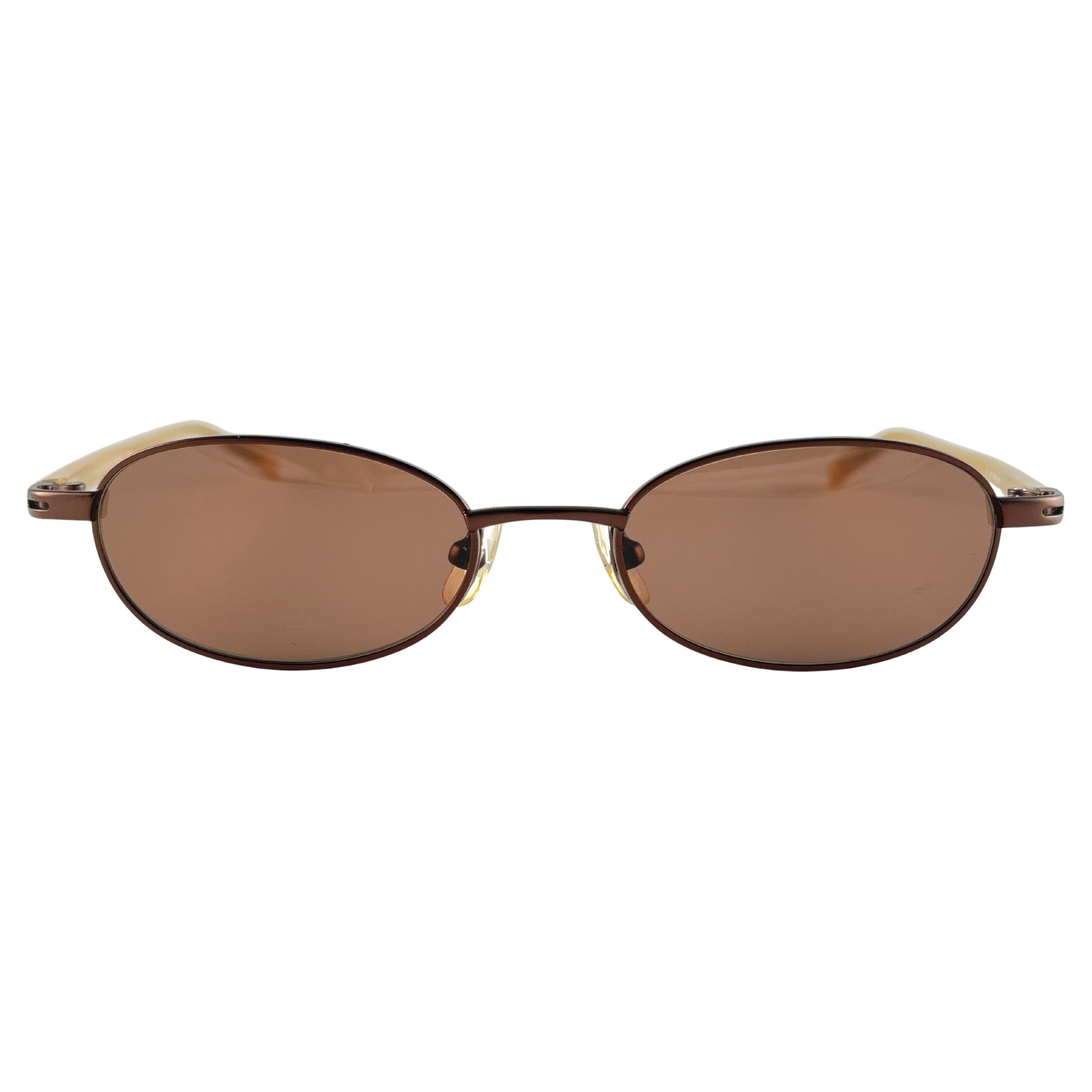 Lunettes de soleil vintage Jean Paul Gaultier Sleek.
Un design étonnant avec des détails à la fois forts et complexes. 
Conçu et produit dans les années 1990. 

Nouveau, jamais porté ni exposé.
Une véritable déclaration de mode. 
Cet article peut