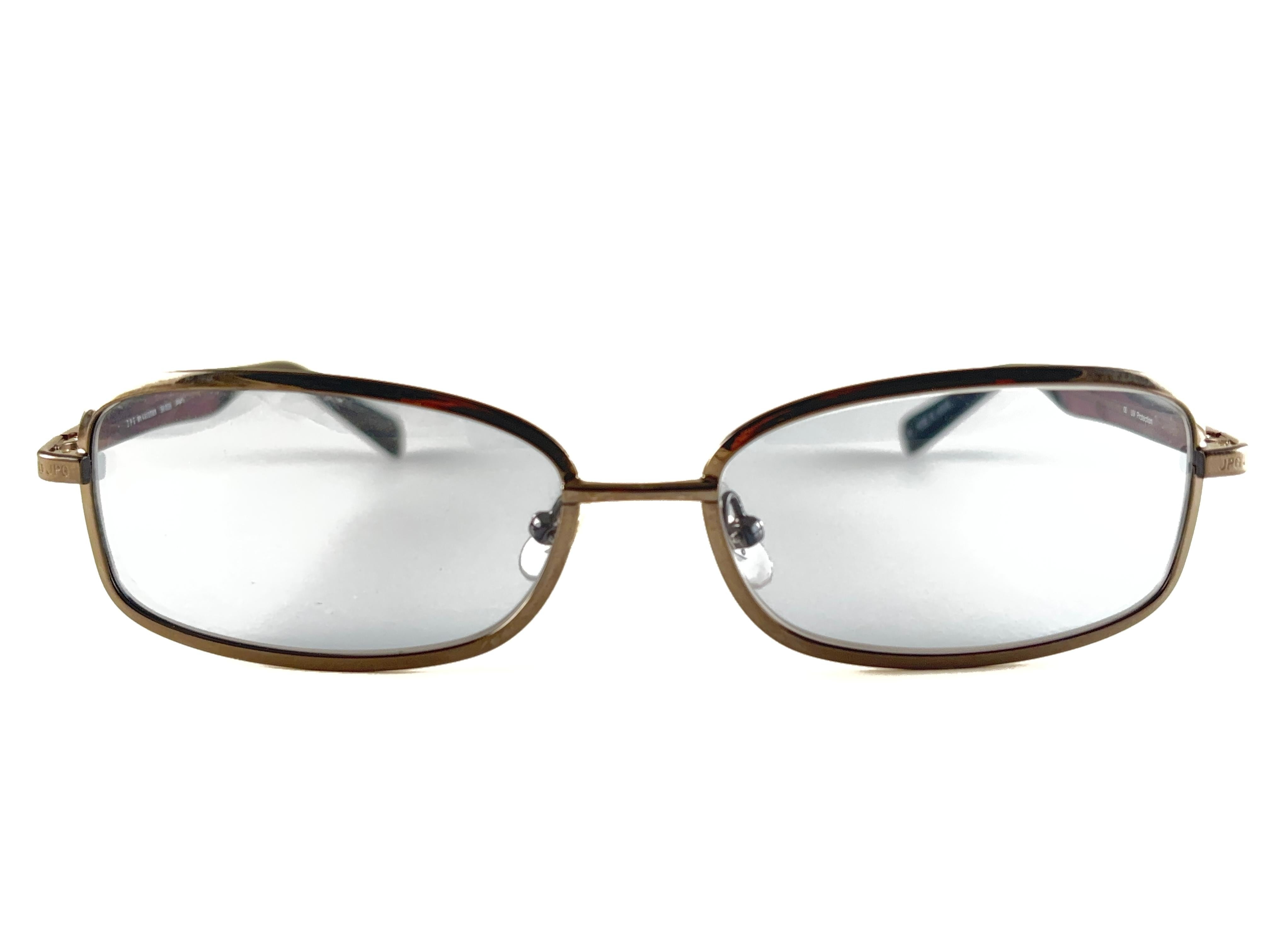 Lunettes de soleil vintage Jean Paul Gaultier Sleek.
Un design étonnant avec des détails à la fois forts et complexes. 
Conçu et produit dans les années 1990. 

Nouveau, jamais porté ni exposé.
Une véritable déclaration de mode. 
Cet article peut