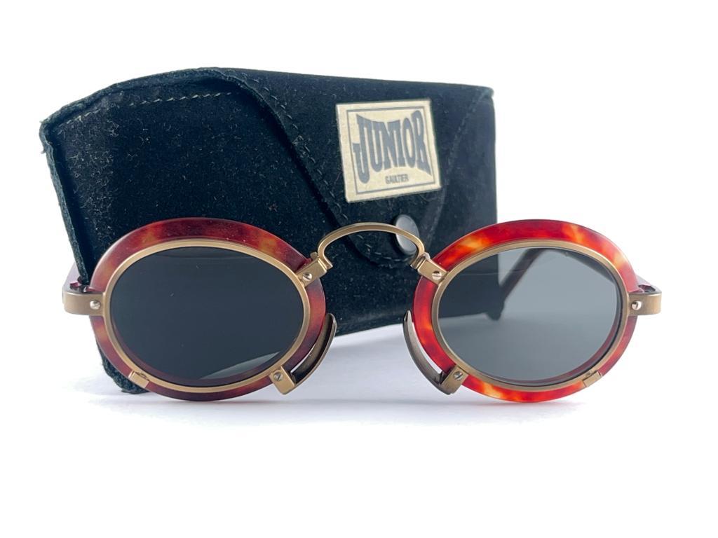 New Vintage Jean Paul Gaultier Schildpatt und Kupfer Metall Akzente Frames. Dasselbe Modell, das auch Miles Davis getragen hat.

Um 1900 entworfen und hergestellt, ein zeitloses und ikonisches Stück.

Ein echtes Modestatement.

FRONT : 13 CMS


HÖHE
