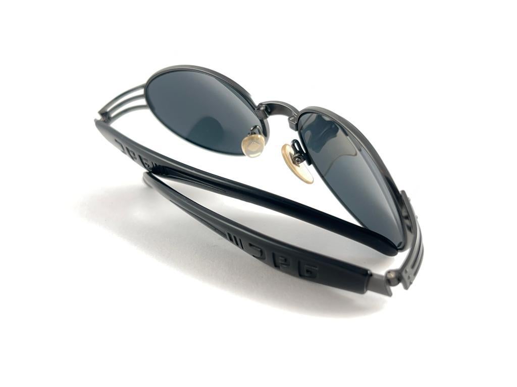 Vintage Jean Paul Gaultier 58 7203.
Erstaunliches Design mit starken, aber raffinierten Details. 
Design und produziert in den 1990er Jahren. Neu, nie getragen oder ausgestellt.
Ein Trueing Modestatement. 
Dieser Artikel kann einige Anzeichen von