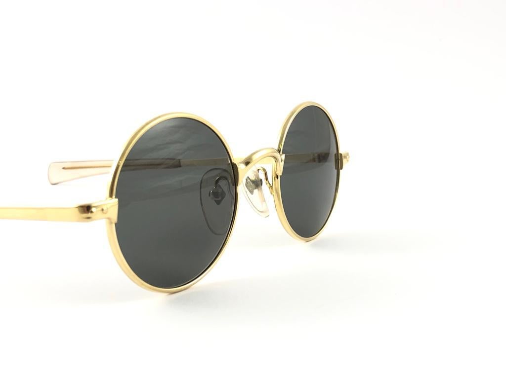 New Vintage Jean Paul Gaultier Junior 57 0173 gold frame.
Spotless grey lenses.
Design and produced in the 1900's a timeless and iconic piece.
Minor sign of wear due to storage.
A true fashion statement.

Measurements


Front 13 cms

Lens height 4.5