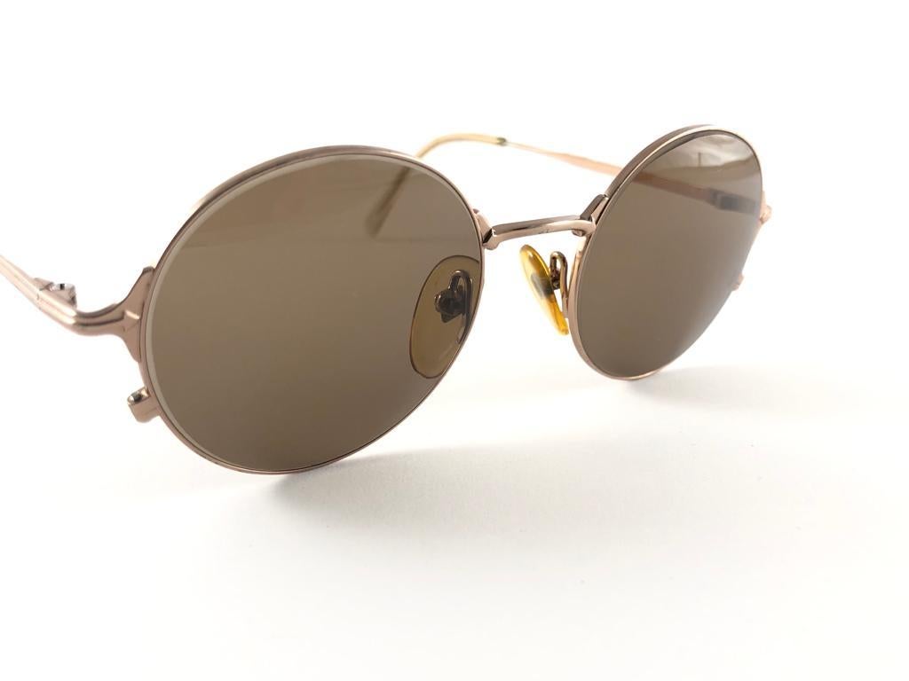 Nouveau cadre rose métallique Jean-Paul Gaultier. 

Des lunettes marron clair invisibles complètent le look jpg prêt à être porté.

Un design incroyable avec des détails à la fois forts et complexes.



Conçue et produite dans les années