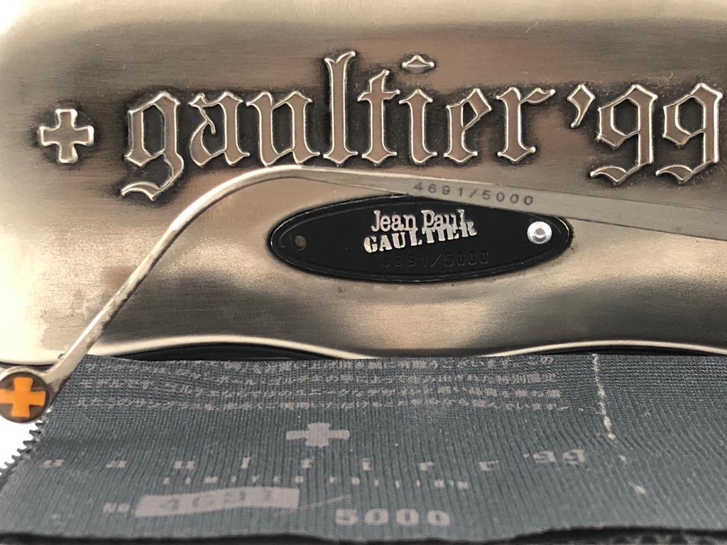 Neu Vintage Jean Paul Gaultier Limited Edition 56 0001 Seite Clip Sonnenbrillen.

Eine echte Rarität mit Originalkarton mit Angabe der Seriennummer und Reinigungstuch mit Modellnummer.

Um 1900 entworfen und hergestellt, ein zeitloses und ikonisches