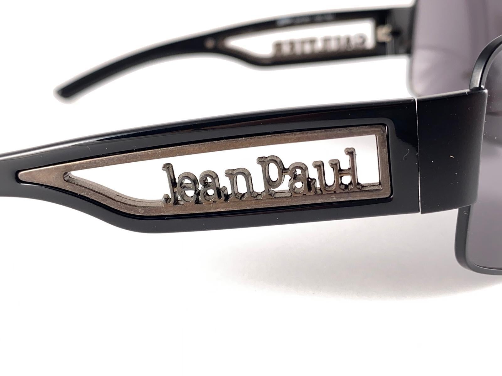 Nouveau Lunettes de soleil Jean Paul Gaultier Shield Black.
Une véritable déclaration de mode. Cet article peut présenter quelques signes d'usure dus à près de 30 ans de stockage.
Nouveau, jamais porté ni exposé.


Fabriqué au Japon



AVANT : 18