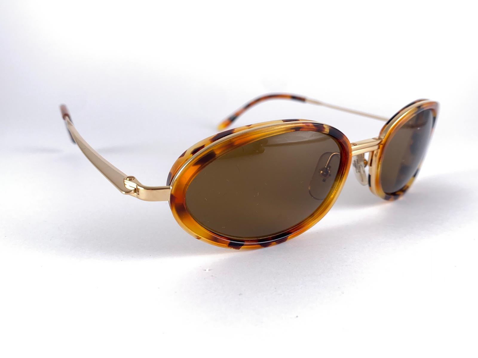 











New Vintage Jill Sander! 1990'S round gold & tortoise Frame Sunglasses Made In Germany.

Spotless brown Lenses.

New, Never Worn Or Displayed.

This Item May Show Minor Sign Of Wear Due To Storage.

Front : 14 Cms
Lens Height : 3.5 