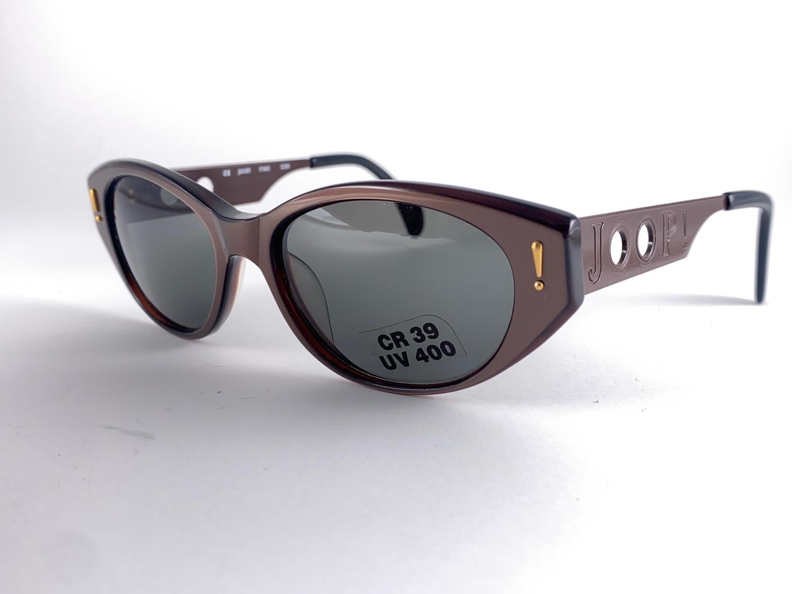 

New Vintage Joop! 1990'S Mod 8742 Copper Cat Eye Frame Shield  Sunglasses Made In Germany

Spotless Gold Slight Mirror Lenses.

New, Never Worn Or Displayed.

This Item May Show Minor Sign Of Wear Due To Storage.

Front : 14.5 Cms
Lens Height :