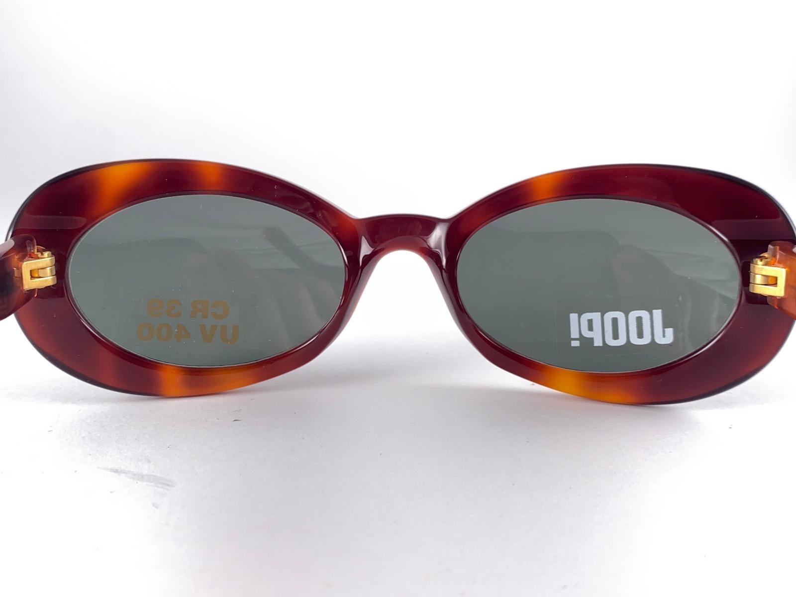 




Vintage Joop ! 1990's Mod 8700 Small Tortoise Sleek Frame Sunglasses Made In Germany.

Spotless Grey Lentilles.

Nouveau, jamais porté ni exposé.

Cet article peut présenter des signes mineurs d'usure dus au stockage.

Devant : 13 cm
Hauteur de