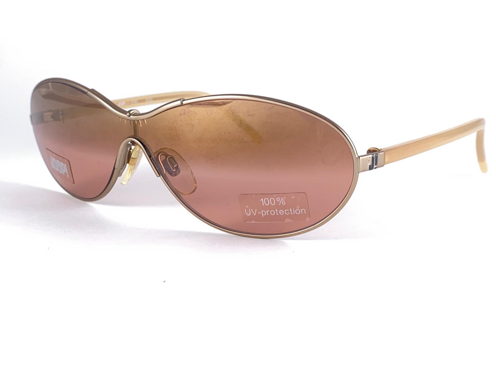 





New Vintage Joop! Gold Mono Lens Sunglasses.
Spotless Gold Mirror Mono Lens.

New, Never Worn Or Displayed.

This Item May Show Minor Sign Of Wear Due To Storage.

Front : 14 Cms
Lens Height : 4.2 Cms
Lens Width : 14 Cms