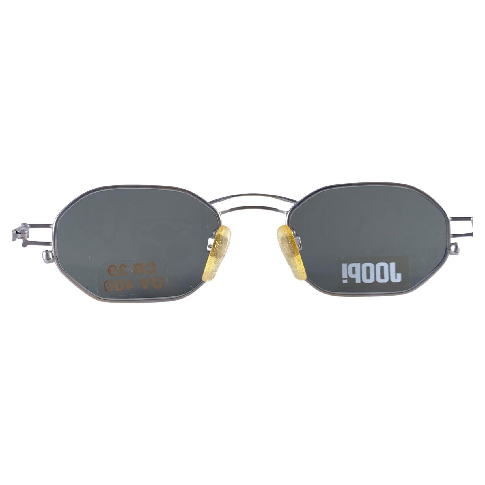



Neue Vintage Joop! 1990'S Mod 8793 Rechteckige Gunmetal Sonnenbrille Made in Germany

Spotless Grey Linsen.

Neu, nie getragen oder ausgestellt.

Dieser Artikel kann aufgrund der Lagerung geringfügige Abnutzungserscheinungen