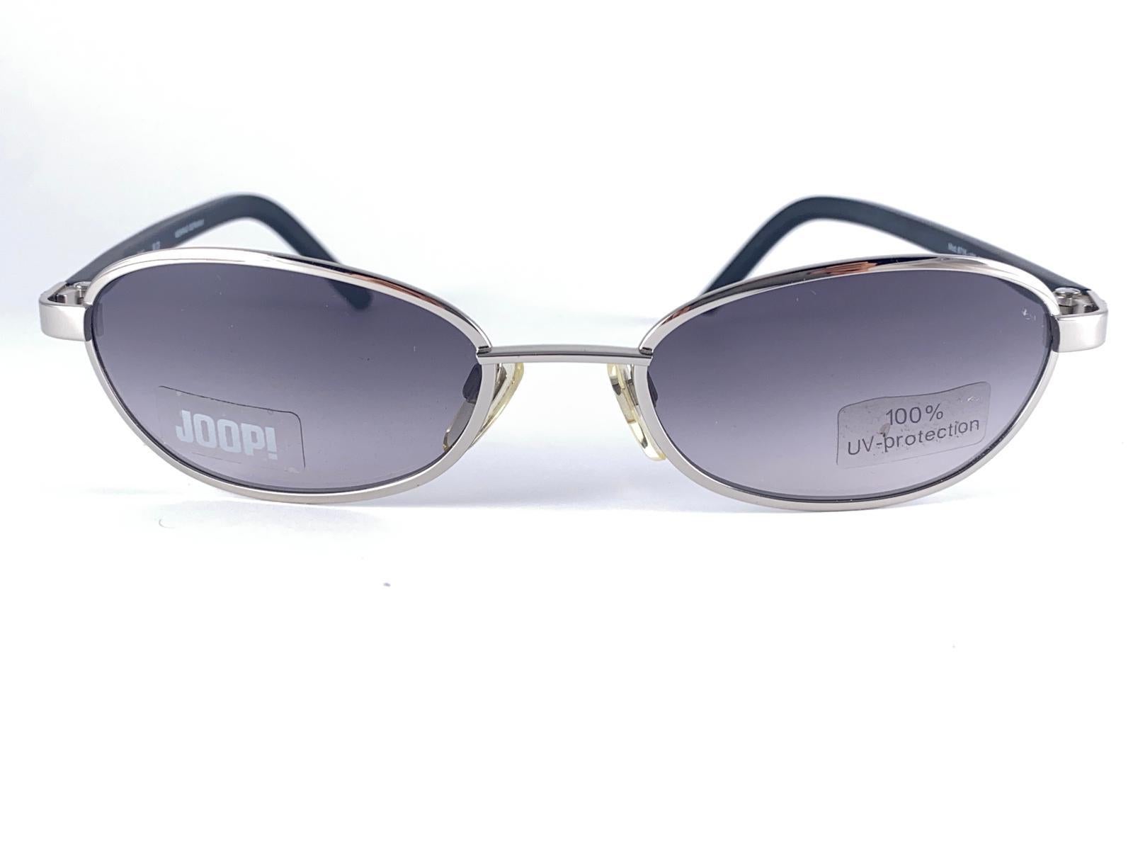 


New Vintage Joop! Oval Silver Sunglasses.
Spotless Grey Lenses.

New, Never Worn Or Displayed.

This Item May Show Minor Sign Of Wear Due To Storage.

Front : 14 Cms
Lens Height : 3.5 Cms
Lens Width : 5.5 Cms

