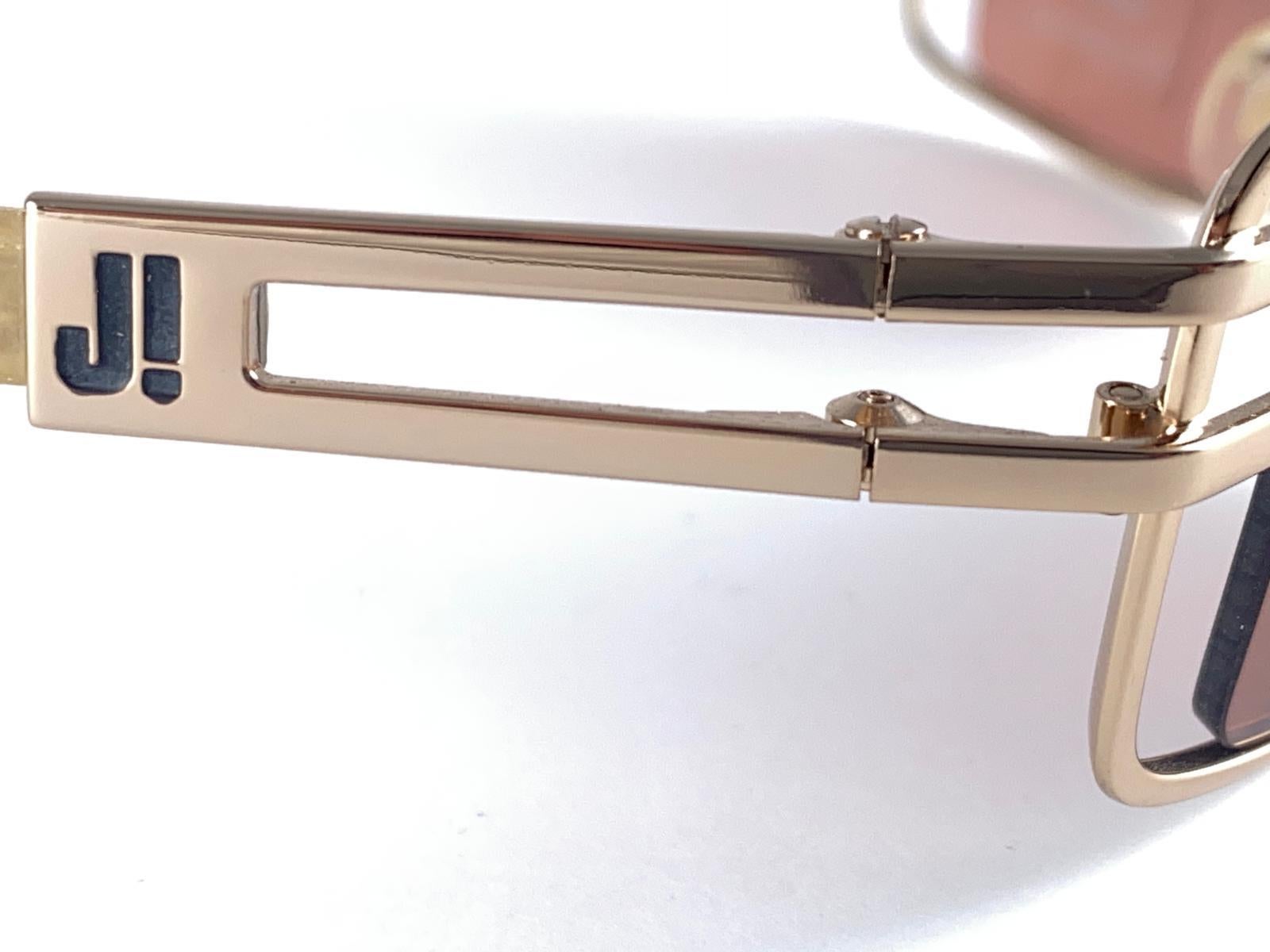 New Vintage JOOP! Gold 1990's Shield Mod 8728 Sunglasses In New Condition For Sale In Baleares, Baleares