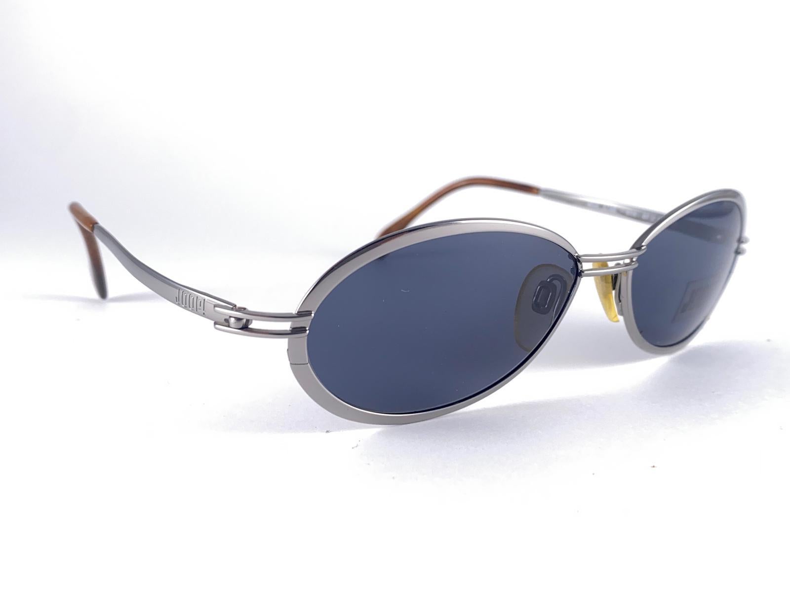 


New Vintage Joop! Oval Silver Sunglasses.
Spotless Grey Lenses.

New, Never Worn Or Displayed.

This Item May Show Minor Sign Of Wear Due To Storage.

Front : 15 Cms
Lens Height : 3.8 Cms
Lens Width : 5.5 Cms
