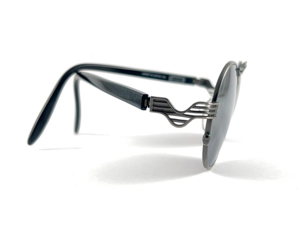 Der Kultdesigner Kansai hat diese ultra-schicke Sonnenbrille mit vielen Details entworfen.



Hervorragende Qualität und Design. 

Ein seltenes Stück in diesem Zustand.

Dieser Artikel weist geringe lagerungsbedingte Gebrauchsspuren auf. Hergestellt