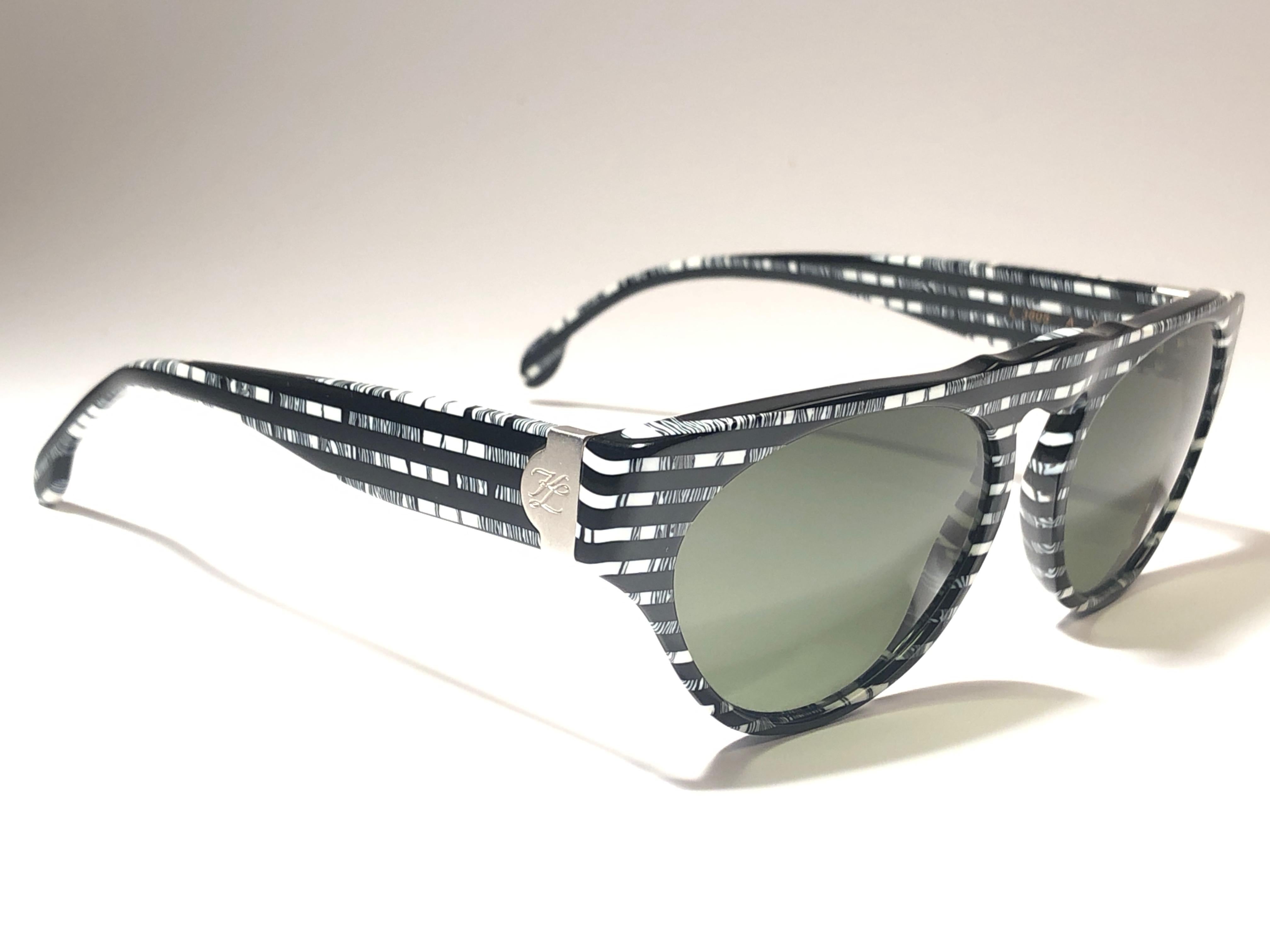 Erstaunlich Paar New vintage 1980's L3605 Karl Lagerfeld schwarz & weiß schwarzes Mosaik Sonnenbrille ein Paar graue Gläser umrahmt.
 
 Neu, nie getragen oder ausgestellt. Dieses Paar kann aufgrund der Lagerung leichte Gebrauchsspuren aufweisen. Ein