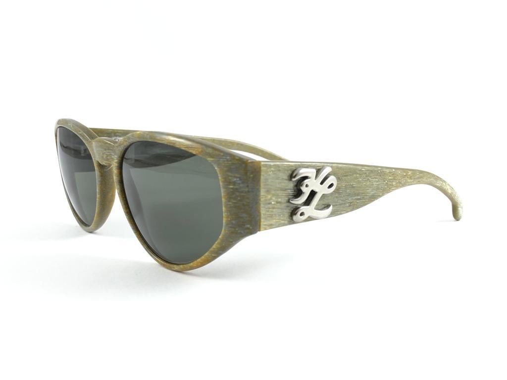 New Vintage 1990’s Karl Lagerfeld sunglasses Marbled & Silver accents frame holding a spotless pair of Medium Green lenses.
This pair of vintage Karl Lagerfeld is a showstopper.
A true fashion statement.
This item may show minor sign of wear due to