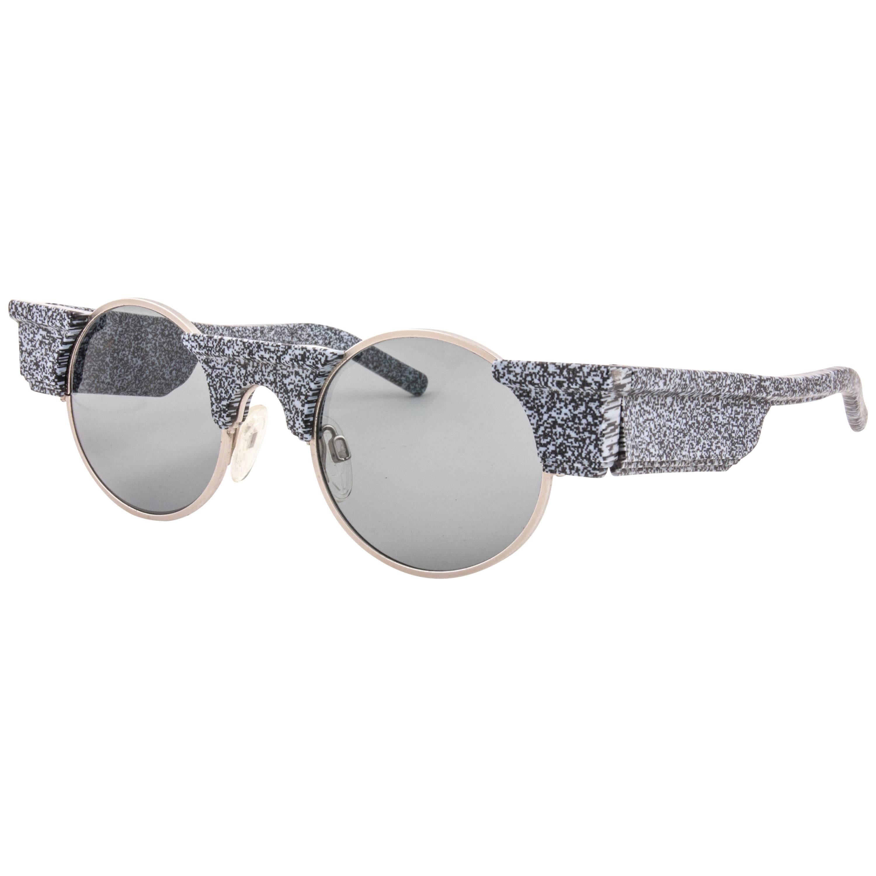 Striking pair of vintage Karl Lagerfeld Round 0599 grey marbled sunglasses sporting a spotless pair of grey lenses. 
Superb design emulating ancient greek architecture. 
New, never used or displayed, this pair of vintage Karl Lagerfeld is a rare