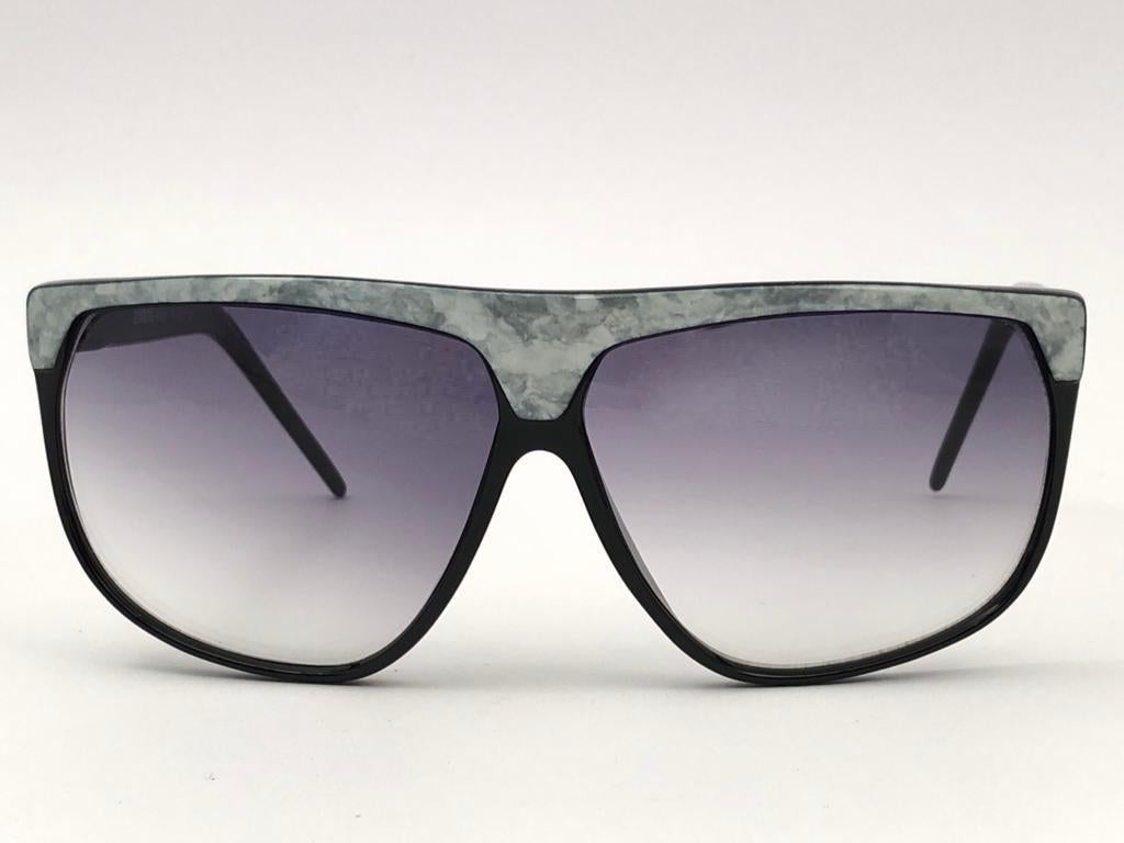 New Laura Biagiotti textured sleek black mask frame with grey gradient ( UV protection ) lenses.

Made in Italy.
 
Produced and design in 1980's.

New, never worn or displayed. This item may show minor sign of wear due to storage.

Front : 14.5