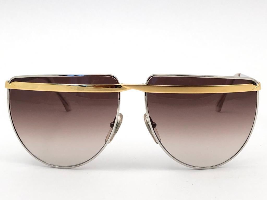 New Laura Biagiotti textured sleek silver & gold frame with brown gradient ( UV protection ) lenses.

Made in Italy.
 
Produced and design in 1980's.

New, never worn or displayed. This item may show minor sign of wear due to storage.

Front : 14