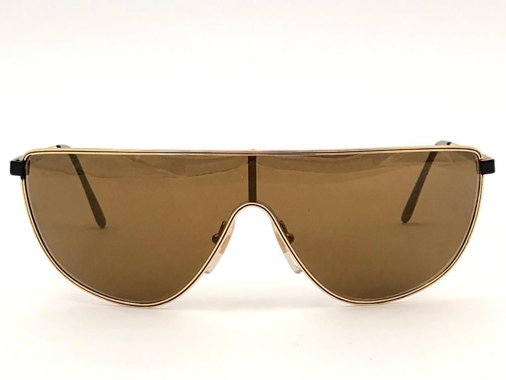 New Laura Biagiotti mono sleek gold frame with full gold mirror ( UV protection ) lenses.

Made in Italy.
 
Produced and design in 1980's.

New, never worn or displayed. This item may show minor sign of wear due to storage.

Front : 14.5 cms 

Lens