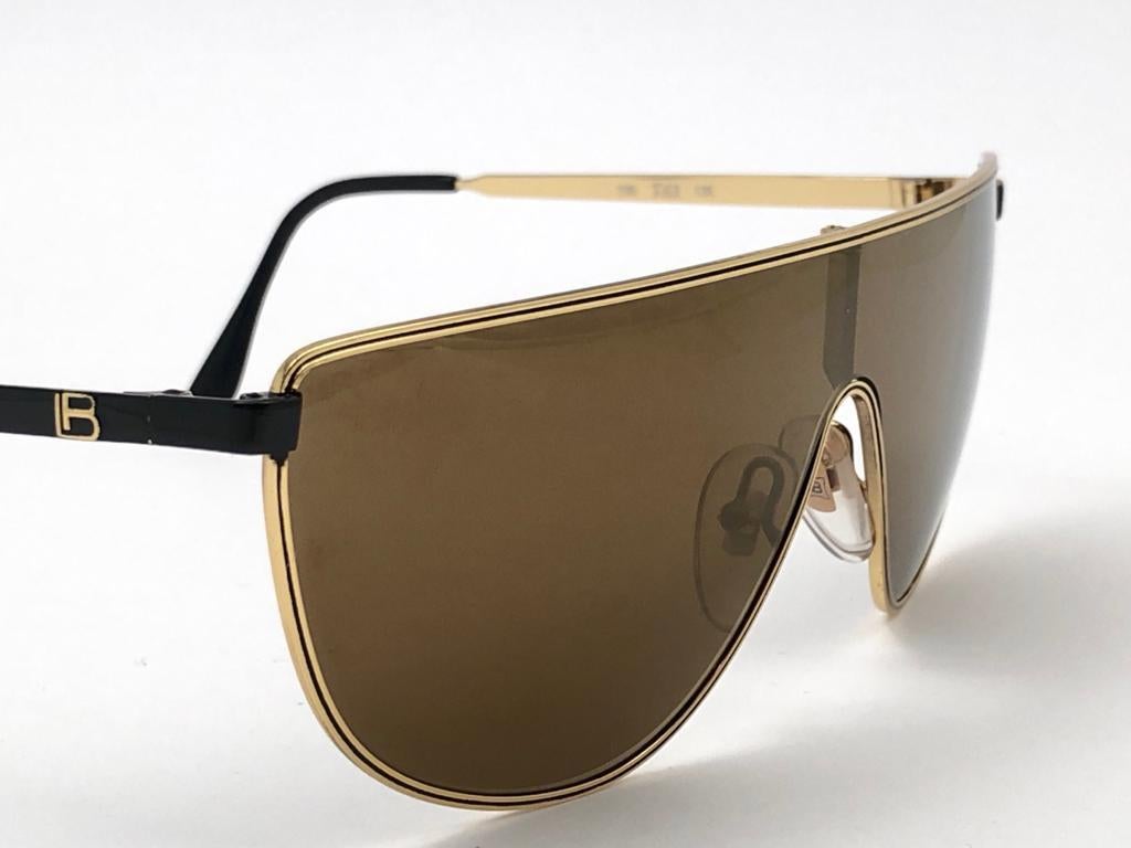 New Vintage Laura Biagiotti T63 Full Mono Gold 1980 Sunglasses Made in Italy In New Condition For Sale In Baleares, Baleares