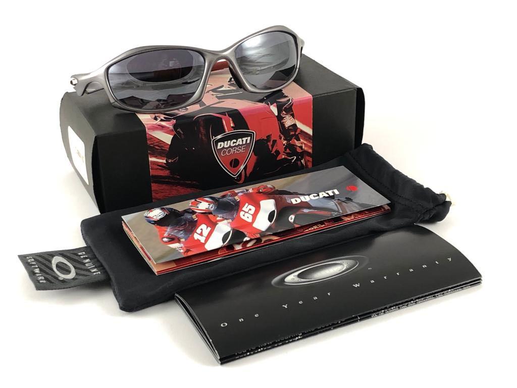 
New Vintage are Oakley Sunglasses. Wrap red sports frame with Ducati black iridium lenses.
New never worn or displayed. This item might show minor sign of wear due to storage.
Comes with its original box and papers as pictured.
Made in Usa