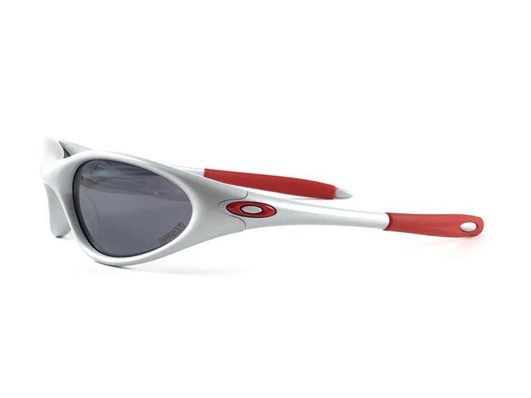 New Vintage Limited Edition Sports Oakley Ducati Minute Red 2005 Sunglasses  For Sale at 1stDibs