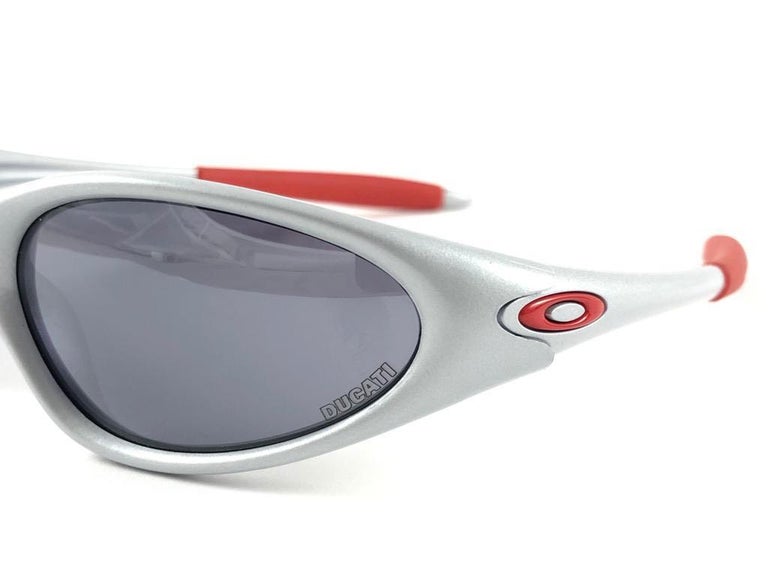 New Vintage Limited Edition Sports Oakley Ducati Minute Red 2005
